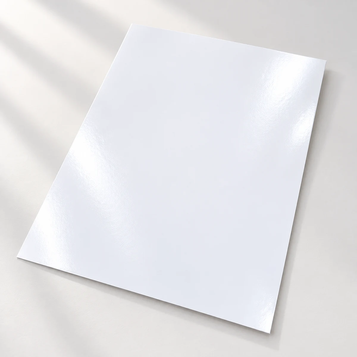 Cartulina Encanto Blanco 70 x 50 cm, vista principal del acabado plastificado