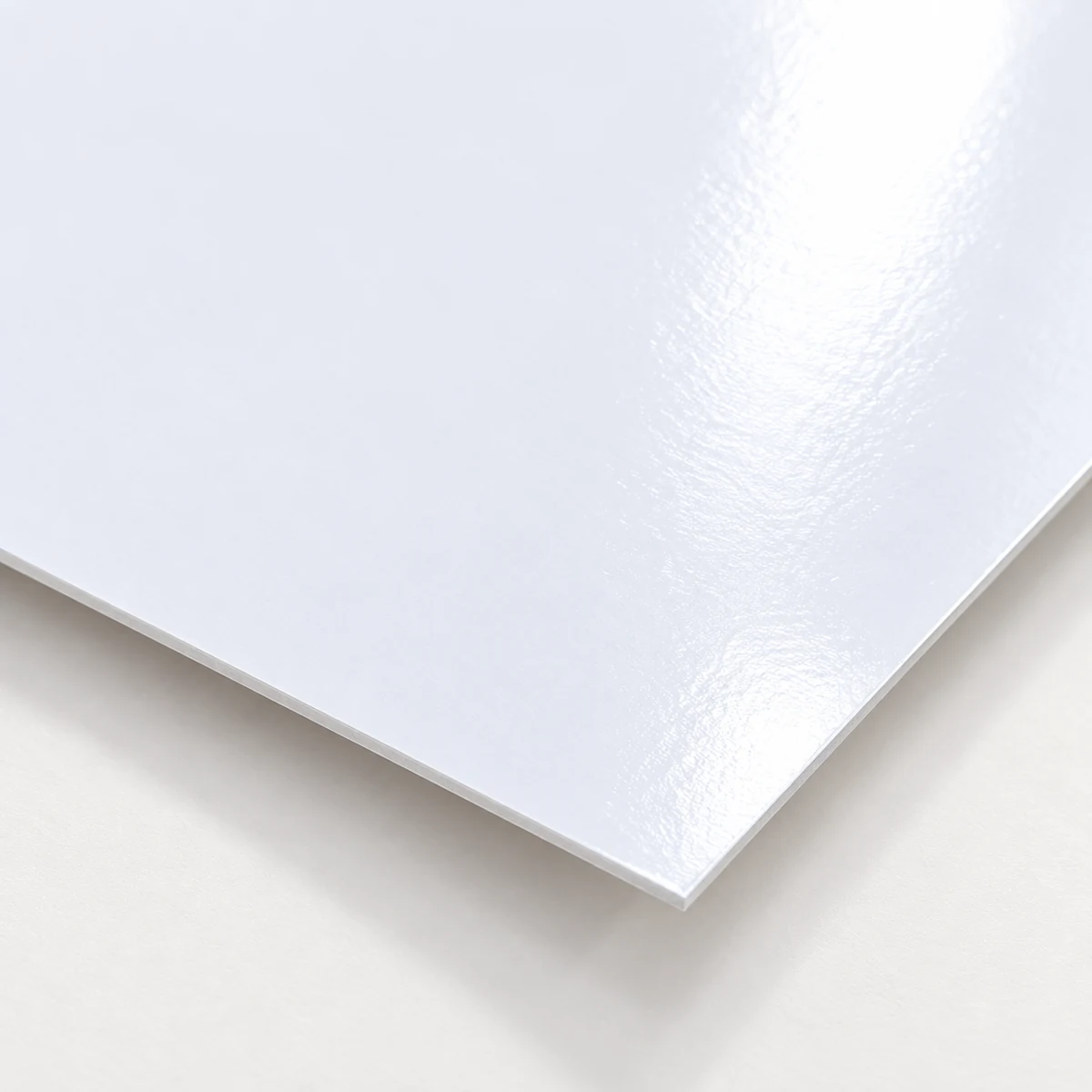 Detalle del acabado plastificado de Cartulina Encanto Blanco