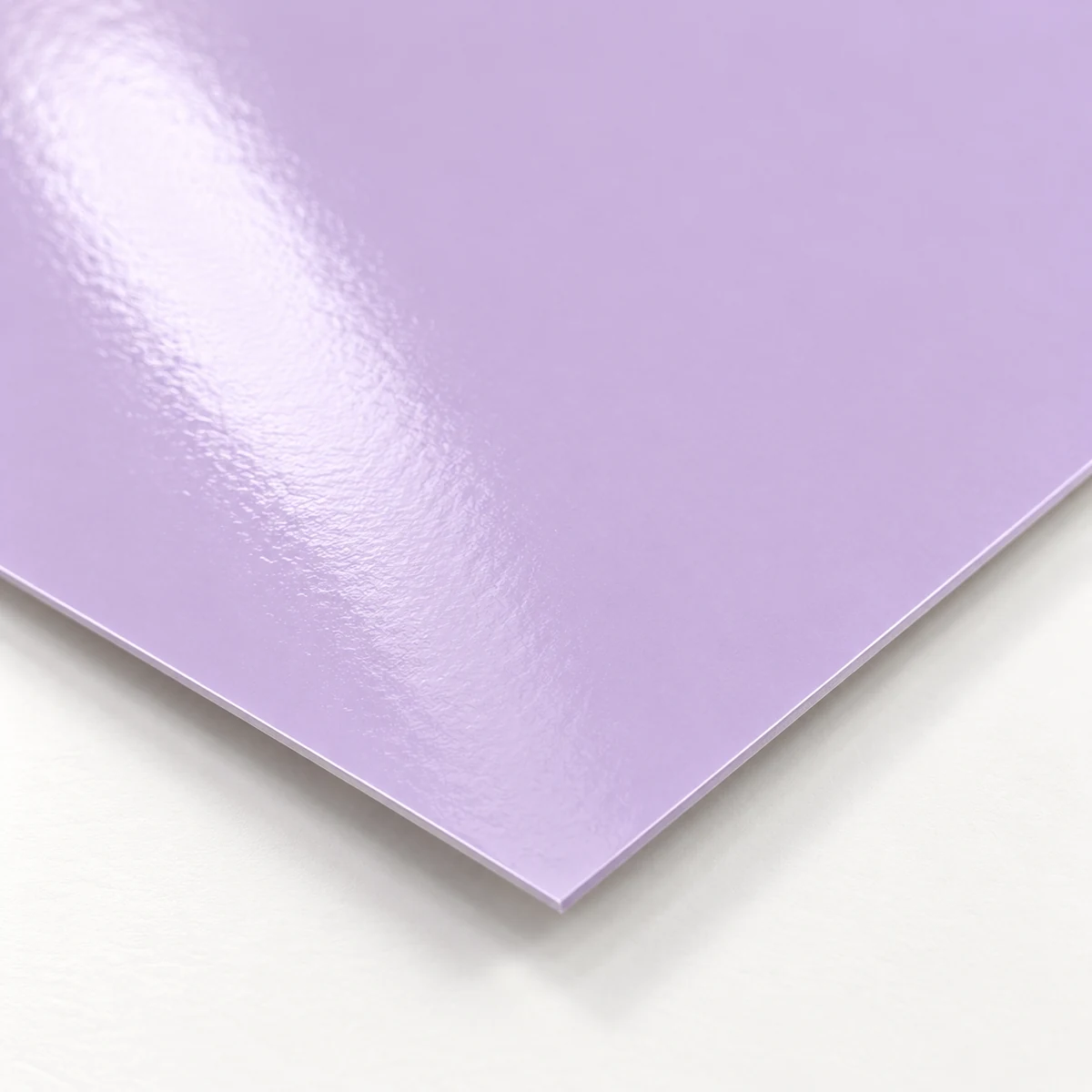 Detalle del acabado plastificado de Cartulina Encanto Lavanda