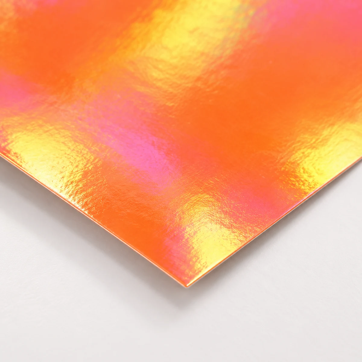 Detalle del acabado iridiscente de Cartulina Encanto Tornasol Naranja