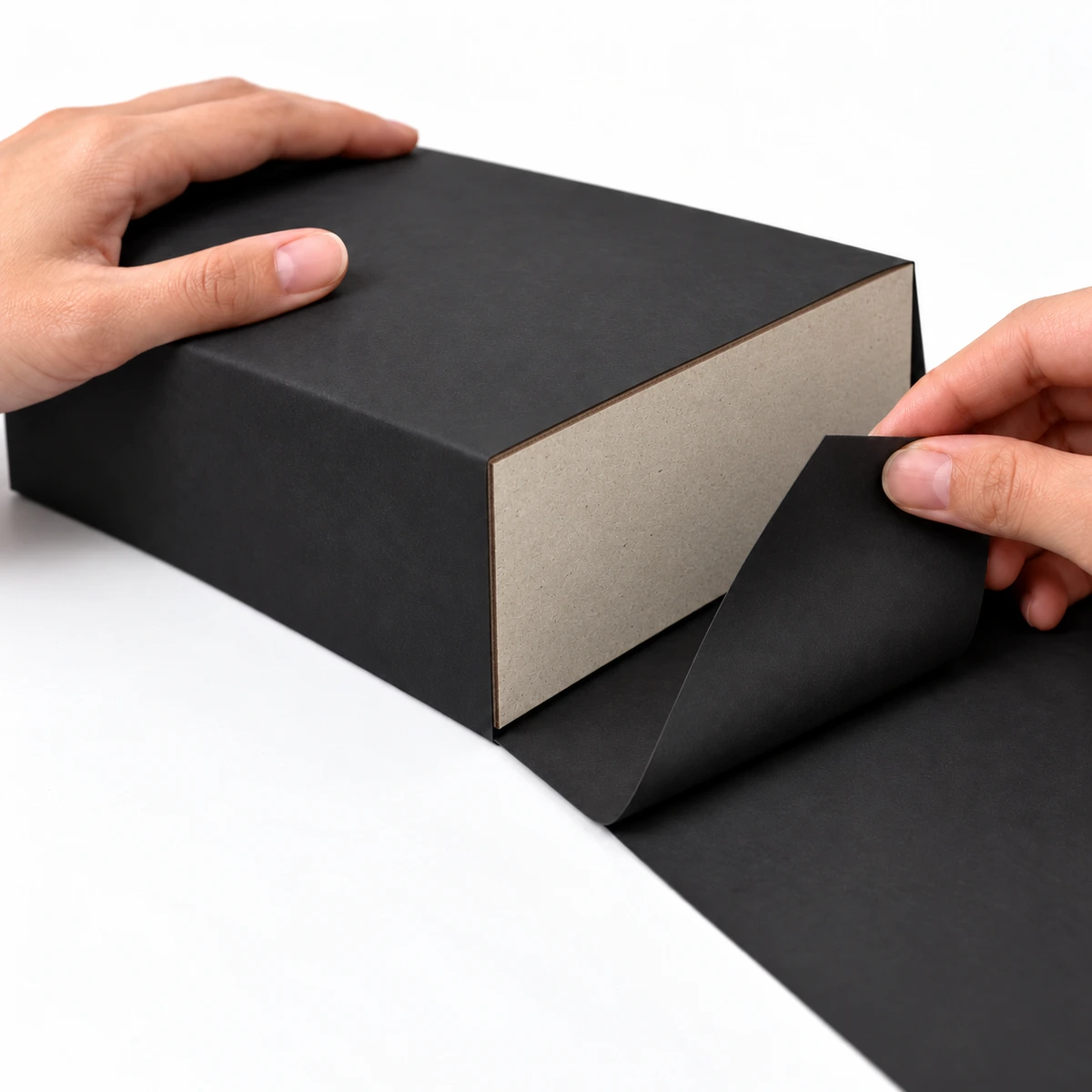 Proceso de forrado de una caja de cartón prensado de 1,5 mm con Papel Iris negro de 80 g