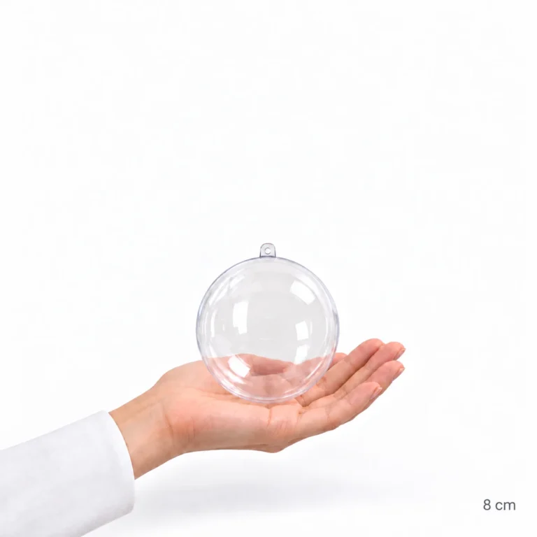 Esfera acrílica transparente de 8 cm sostenida en una mano como referencia de tamaño