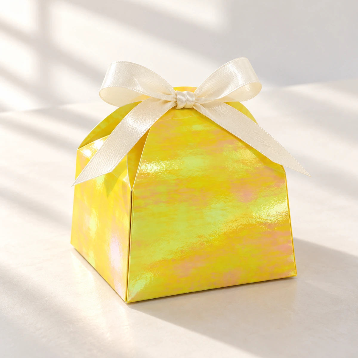 Caja de regalo elaborada como aplicación creativa de Cartulina Encanto Tornasol Amarilla