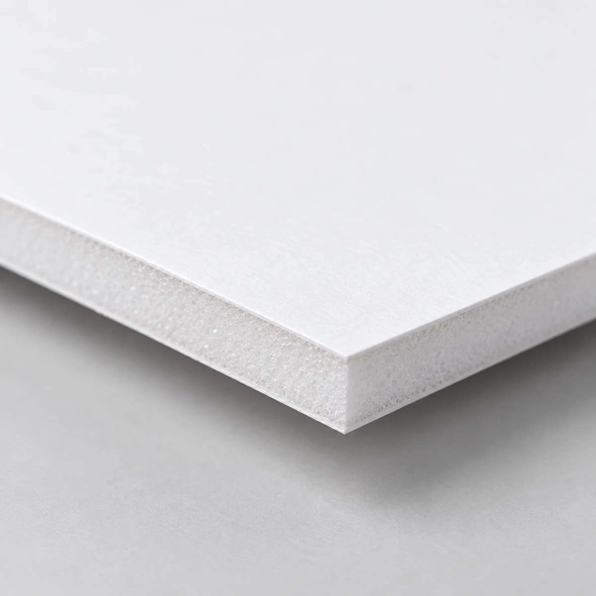 Detalle del canto y núcleo de espuma de Foam Board o cartón pluma blanco 5 mm